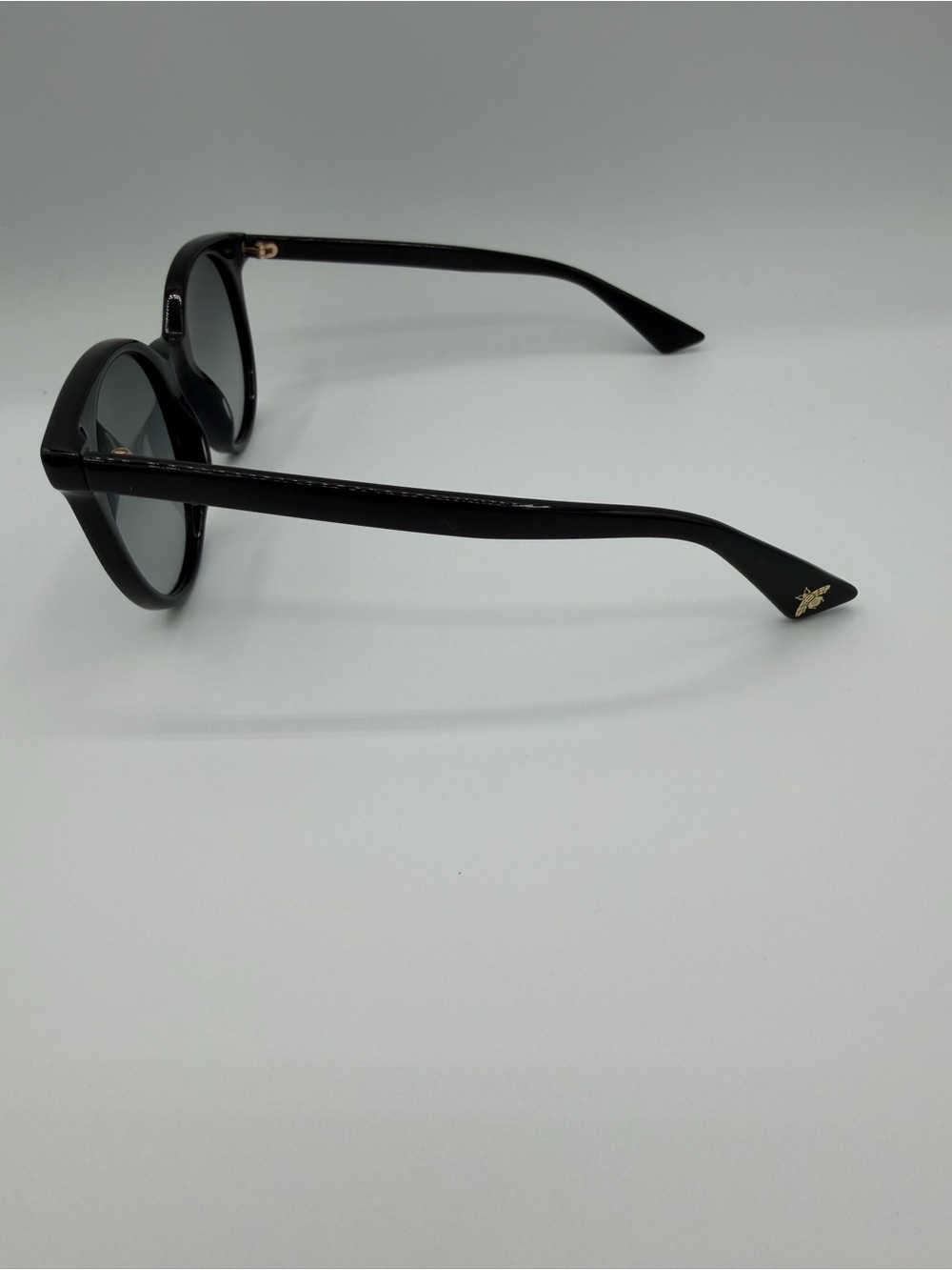 Gucci GG0091S Oversized Round Sunglasses Black Gradient Lens Bee Detail Full Set - Picture 4 of 6